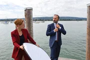 Der Politiker G&ouml;tz Eberlein (Robert Schupp, r.) mit seiner pers&ouml;nlichen Assistentin Astrid Garber (Isabella Bartdorff, l.) bei einem Fototermin f&uuml;r seinen Landtagswahlkampf.