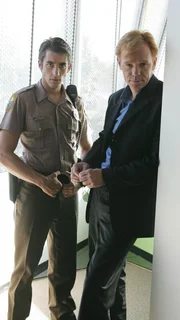 Bei ihrem neuesten Fall werden Horatio (David Caruso, re.) und seine Leute von dem jungen Polizisten Ryan Wolfe (Jonathan Togo) unterst&uuml;tzt, der durch sein umsichtiges und kluges Handeln Horatios Gefallen findet und daraufhin als Nachfolger f&uuml;r den ermordeten Tim Speedle in die Mannschaft aufgenommen wird.