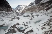 Im Gebiet des Mont-Blanc verschmelzen Wolken- und Eismeere. Schwindelnde Höhen und schroffe Felsen prägen die Landschaft. Im Gebiet des Mont-Blanc verschmelzen Wolken- und Eismeere. Schwindelnde Höhen und schroffe Felsen prägen die Landschaft.