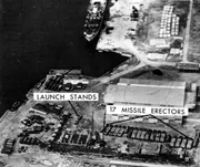 Foto des sowjetischen Raketenplatzes am Mariel Naval Port (aufgenommen am 8. November 1962). Foto des sowjetischen Raketenplatzes am Mariel Naval Port (aufgenommen am 8. November 1962).