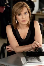 Olivia Benson (Mariska Hargitay) wartet nervös auf einen Anruf. Der Anruf ist lebenswichtig, denn er könnte ein neunjähriges Mädchen retten, die von einem Pädophilen entführt und vergewaltigt wurde.