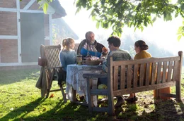 Am Fr&uuml;hst&uuml;ckstisch: Henning (Matthias Brenner) und Beate (Barbara Philipp, re.) haben Melanie (Anne-Marie Waldeck) eingeladen zu bleiben und versuchen, sie mit Martin (Oliver Konietzny) zu verkuppeln.