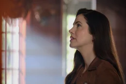 Anna Vazquez (Julie Gonzalo) arbeitet als Immobilienmaklerin im Unternehmen ihres Vaters.  +++ Die Verwendung des sendungsbezogenen Materials ist nur mit dem Hinweis und Verlinkung auf RTL+ gestattet. +++