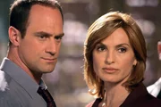 Im Hof einer Grundschule fallen mehrere Schüsse. Ein farbiger Junge ist sofort tot, ein jüdischer Junge und ein Mädchen italienischer Abstammung werden verletzt. Olivia Benson (Mariska Hargitay) und Elliot Stabler (Christopher Meloni) entdecken daraufhin ein Gebäude, das zu einer neonazistischen Hassgruppe namens 'RAW' gehört.