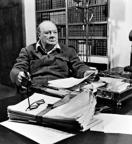 Winston Churchill an seinem Schreibtisch in Chartwell - 1947