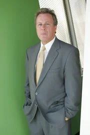 John Heard als Kenwall "Duke" Duquesne, der Vater von Calleigh.