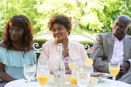 Familienzuwachs aus Abidjan, l-r: Tatiana Rojo als Viviane Kofi, Salimata Kamate als Madeleine Kofi, Pascal N'Zonzi als Andr&eacute; Kofi