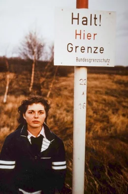 Die jugendliche Olivia ignoriert damals regelm&auml;&szlig;ig die Warnung des Bundesgrenzschutz &ldquo;Halt! Hier Grenze&rdquo;.