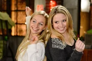 Julia (Jenny Bach, l.) feiert überglücklich mit Bea (Caroline Maria Frier) den ergatterten Modeljob. Julia (Jenny Bach, l.) feiert überglücklich mit Bea (Caroline Maria Frier) den ergatterten Modeljob.