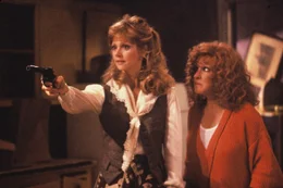 Lauren (Shelley Long, l.); Sandy (Bette Midler, r.) Lauren (Shelley Long, l.); Sandy (Bette Midler, r.)