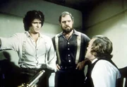 (v.l.n.r.) Charles (Michael Landon) und Jonathan (Merlin Olsen) sollen für Dr. Baker (Kevin Hagen) dringend Medikamente besorgen. (v.l.n.r.) Charles (Michael Landon) und Jonathan (Merlin Olsen) sollen für Dr. Baker (Kevin Hagen) dringend Medikamente besorgen.