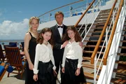 Familie Jahn: Claudia (Stephanie Japp, l.), Friederike (Katrin Brardt, 2.v.l.), Peter (Patrik Fichte, 2.v.r.) und Lara (Wiebke Brardt, r.). Familie Jahn: Claudia (Stephanie Japp, l.), Friederike (Katrin Brardt, 2.v.l.), Peter (Patrik Fichte, 2.v.r.) und Lara (Wiebke Brardt, r.).