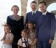Die perfekte Nazi-Familie? Magda und Joseph Goebbels posieren mit Hitler und ihren Kindern für die Kamera. Doch der Schein trügt: Goebbels hat dutzende Affären. Die perfekte Nazi-Familie? Magda und Joseph Goebbels posieren mit Hitler und ihren Kindern für die Kamera. Doch der Schein trügt: Goebbels hat dutzende Affären.