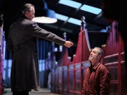 Harry (Richard E. Grant, l.) und Danny (James Nesbitt) bedrohen sich wechselseitig mit der Waffe.