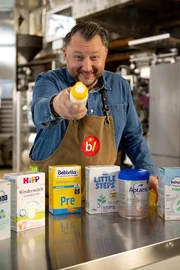 In seiner Werkstatt baut Sebastian Lege Pre-Milchpulver f&uuml;r S&auml;uglinge nach.