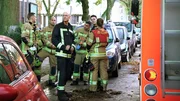 Ein eigentlich schon gelöschter Brand entpuppt sich als unübersichtliche Gefahrenquelle. Aus einem heruntergebrannten Einfamilienhaus am Stadtrand von Berlin steigt wieder Rauch auf. Mit Hilfe einer Wärmebildkamera wird der Einsatzort nach weiteren Glutnestern abgesucht. Auch die Nachtschicht in der Leitstelle hat am Wochenende mit besonderen Herausforderungen zu kämpfen. - Die Truppe der Lehrfeuerwehr Suarez nach einem Einsatz.
