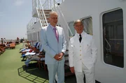 Kapitän Paulsen (Siegfried Rauch, r.) nimmt gemeinsam mit Gentleman Host Oskar de Navetta (Harald Schmidt, l.) dessen "Kundschaft" in Augenschein.