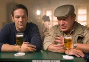 Andreas Zielonka (Max Gertsch, l.) und sein Vater Hans Zielonka (Michael Hanemann, r.) fachsimpeln in der Kneipe.
