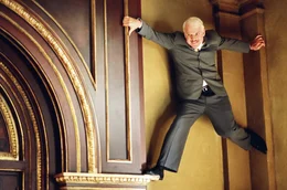 Mit vollem K&ouml;rpereinsatz verfolgt Inspektor Clouseau (Steve Martin) die Spur. Schon bald ereignet sich jedoch ein zweiter Mord ...