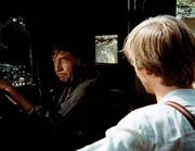 John-Boy (Richard Thomas, r.) kann nicht verstehen, dass sich sein Vater (Ralph Waite, l.) gegen die Anschuldigung, bei der Familie Claybourne zwei silberne Becher gestohlen zu haben, nicht zur Wehr setzen will ... John-Boy (Richard Thomas, r.) kann nicht verstehen, dass sich sein Vater (Ralph Waite, l.) gegen die Anschuldigung, bei der Familie Claybourne zwei silberne Becher gestohlen zu haben, nicht zur Wehr setzen will ...