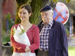 hr-fernsehen EINSPRUCH F&Uuml;R DIE LIEBE, Spielfilm, Deutschland 2003, Regie: Helmut Metzger, am Samstag (29.10.11) um 12:30 Uhr. Die temperamentvolle Carmen (Julia Richter) erkl&auml;rt dem alten Justus (Ferdinand Dux), was sie von aufgeblasenen Schicki-Micki-Typen aus dem Westen h&auml;lt.