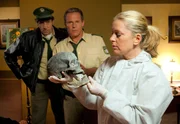 Hubert (Christian Tramitz, Mitte) und Staller (Helmfried von Lüttichau, links) haben in einer alten Villa einen grausigen Fund gemacht. In der Mauer befand sich das Skelett einer Frau. Dr. Anja Licht (Karin Thaler) untersucht das Skelett. Hubert (Christian Tramitz, Mitte) und Staller (Helmfried von Lüttichau, links) haben in einer alten Villa einen grausigen Fund gemacht. In der Mauer befand sich das Skelett einer Frau. Dr. Anja Licht (Karin Thaler) untersucht das Skelett.