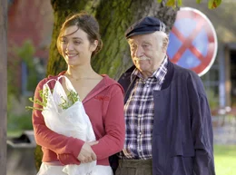 Die temperamentvolle Carmen (Julia Richter) erkl&auml;rt dem alten Justus (Ferdinand Dux), was sie von aufgeblasenen Schicki-Micki-Typen aus dem Westen h&auml;lt.