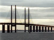 Eine hochmoderne Brückenkonstruktion ist die im Juli 2000 eröffnete Öresundbrücke. Die "Brücke aller Brücken" verbindet Schweden mit dem europäischen Festland. Eine hochmoderne Brückenkonstruktion ist die im Juli 2000 eröffnete Öresundbrücke. Die "Brücke aller Brücken" verbindet Schweden mit dem europäischen Festland.