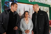 Zwei Neonazis bedrängen Ayse. Von links: Gustl (Robert Langzauner), Ayse Kesoglu (Sebahat Ünal) und Dirk (Jan Felski). Zwei Neonazis bedrängen Ayse. Von links: Gustl (Robert Langzauner), Ayse Kesoglu (Sebahat Ünal) und Dirk (Jan Felski).