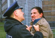Walter (Katy Karrenbauer) verlangt nachdrücklich von Jörg (Armin Dallapiccola), dass er Nina in Ruhe lässt.