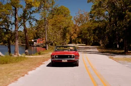 Juli Bocek in ihrem 1969er Ford Mustang