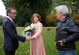 Paul (Henry H&uuml;bchen, re.) bring Marlene (Senta Berger) zu ihrer Trauung mit Alexander (Michael Roll).