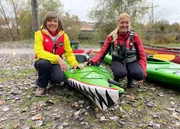 Mit dem Kanu oder Kajak auf dem Neckar unterwegs sein, Spaß haben und dabei Müll einsammeln: Annette Krause (Moderatorin SWR) probiert das mit Anna Bröll vom Kanuverleih „die Zugvögel“. Mit dem Kanu oder Kajak auf dem Neckar unterwegs sein, Spaß haben und dabei Müll einsammeln: Annette Krause (Moderatorin SWR) probiert das mit Anna Bröll vom Kanuverleih „die Zugvögel“.