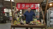 Produktentwickler Sebastian Lege nimmt Instantnudeln verschiedener Marken und die Lupe und deckt die Tricks der Hersteller auf.