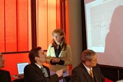 Völlig überrumpelt muss Lisa (Alexandra Neldel, M.) in der Vorstandssitzung vor Friedrich Seidel (Wilhelm Manske, r.) und Richard von Brahmberg (Karim Köster, l.) Davids Präsentation halten. Zunächst läuft auch alles schief ... Völlig überrumpelt muss Lisa (Alexandra Neldel, M.) in der Vorstandssitzung vor Friedrich Seidel (Wilhelm Manske, r.) und Richard von Brahmberg (Karim Köster, l.) Davids Präsentation halten. Zunächst läuft auch alles schief ...