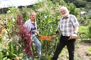Rita Vitt (li) präsentiert Dr. Michael Ernst, Leiter der Staatsschule für Gartenbau in Stuttgart, ihr Zuckermais-Projekt.