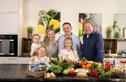 Leckere, schnelle Gerichte für den Alltag wünscht sich Familie Mühlschlegel von Björn Freitag (r.). Leckere, schnelle Gerichte für den Alltag wünscht sich Familie Mühlschlegel von Björn Freitag (r.).