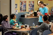 Sheldon (Jim Parsons, 2.v.r.) zeigt seinen Freunden Leonard (Johnny Galecki, r.), Wolowitz (Simon Helberg, l.) und Koothrappali (Kunal Nayyar, 2.v.l.) das K&auml;tzchen, das er sich nach der Trennung von Amy angeschafft hat.