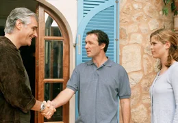 Der Bauunternehmer Uli Fischer (Michael Roll, Mitte) will zusammen mit seiner Assistentin und Freundin Jana (Ursula Buschhorn) den Grundst&uuml;cksbesitzer Alejandro Perez (Sky Du Mont) dazu bringen, einen herrlichen Landstrich auf Mallorca zu verkaufen.
