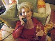 Langsam beginnt die Almbäuerin Rosa (Christiane Hörbiger) die luxuriösen Wonnen des Großstadtlebens zu genießen.