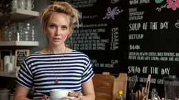 Sophie (Bracha van Doesburgh) betreibt eine trendige Sandwichbar.