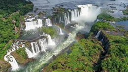 Die Wasserf&auml;lle von Iguaz&uacute; sind das Zuhause der seltenen Ru&szlig;segler, die hinter den tosenden Wassermassen nisten.