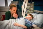 Katja Sielmann (Christina Athenstädt) bangt um das Leben ihres 5-jährigen Sohnes Florian (Curt Maria Buchholzer). Katja Sielmann (Christina Athenstädt) bangt um das Leben ihres 5-jährigen Sohnes Florian (Curt Maria Buchholzer).
