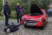Ein mächtiger Knall erschüttert Sylt. Kurz darauf werden Carl Sievers (Peter Heinrich Brix, 2.v.r.), Ina Behrendsen (Julia Brendler, r.) und ihr Kollege Schneider (Stephan A. Tölle, l.) zum Tatort gerufen. Friedel Tanner (Dieter Flechsenberger, M.) liegt tot neben seinem restaurierten Oldtimer. Hat sein Tod etwas mit dem Knall zu tun?