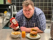 Burgerbuden-Besitzer James Doppler serviert seinen Kunden ausschlie&szlig;lich frisches und selbstgemachtes Ketchup und fragt sich: Wie kann der Foodgigant seinen Ketchup zwei Jahre lang haltbar machen?