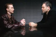 Joeys (Lou Taylor Pucci, l.) Auftrag lautete, das Opfer beim Pokern vernichtend zu schlagen. Doch ist er auch für dessen Tod verantwortlich? Robert Goren (Vincent D'Onofrio) ermittelt. Joeys (Lou Taylor Pucci, l.) Auftrag lautete, das Opfer beim Pokern vernichtend zu schlagen. Doch ist er auch für dessen Tod verantwortlich? Robert Goren (Vincent D'Onofrio) ermittelt.
