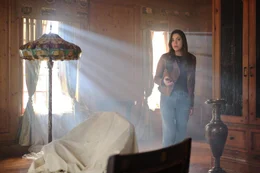 Anna Vazquez (Julie Gonzalo) ist die Einzige, die den Geist sehen kann.  +++ Die Verwendung des sendungsbezogenen Materials ist nur mit dem Hinweis und Verlinkung auf RTL+ gestattet. +++