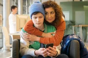 Bea Hölsch (Daniela Wutte, re.) ist mit Fieber umgekippt und hat sich einen Schlüsselbeinbruch zugezogen. Ihren behandelnden Arzt Dr. Martin Stein (Bernhard Bettermann, li.) bringt sie mit ihrem sehr anschmachtenden Verhalten in eine ziemlich unangenehme Situation. Auch Dr. Kathrin Globisch (Andrea Kathrin Loewig, mi.) ist ziemlich irritiert.