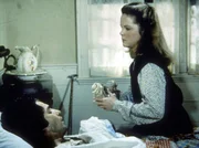Mary (Melissa Sue Anderson, r.) pflegt ihren kranken Ehemann Adam (Linwood Boomer, l.).