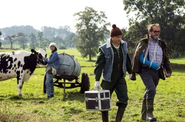 Vater und Sohn im Einsatz: Henning (Matthias Brenner) und Martin (Oliver Konietzny, re.) haben unterschiedliche Diagnosen von Annika Kruses (Katinka Auberger) Milchkuh.